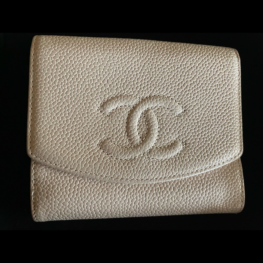 Chanel small leather wallet in cream color.